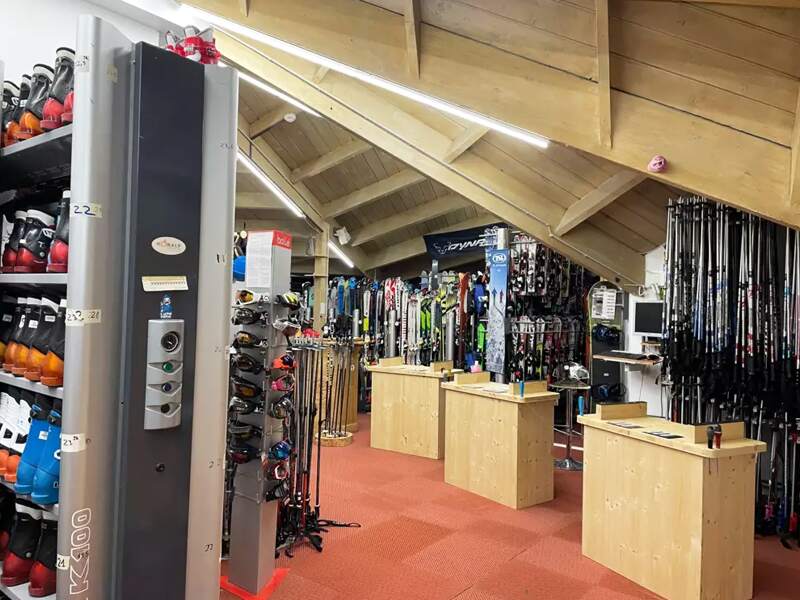 Verleihshop Stamos Sports in Centre commercial Grand Roc, Argentière